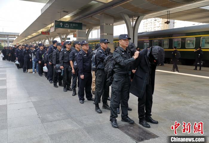 防城港警方查获涉传销人员。广西警方供图